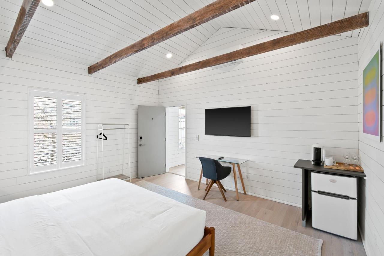 Boutique Room Steps From Downtown Mall Rose Jean Room 3 샬러츠빌 외부 사진